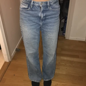 Blåa Jeans  - Jeans som är använda men i okej skick (lite slitna längst ner) 