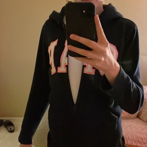 Cute Gap overshirt - En mörkblå ziphoddie med gap märke, lite glitter💖 använd ungefär 5 gånger men tvättad, perfekt på sommaren över en vit spetskjol och blus!🥹💕 