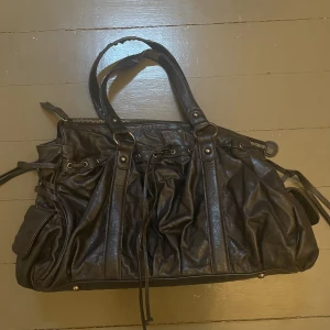 Väska - Säljer denna väska då den it kommer till användning! Väskan är köpt secondhand och är i dårligt skick därför säljer billigt! Annar är väskan jätte fin💕💕