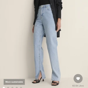 Jeans med slits - Från NA-KD, köpt för ca 2 år sen. Knappt använda, stl 36/38. Nypris 299kr, mitt pris 100kr. 