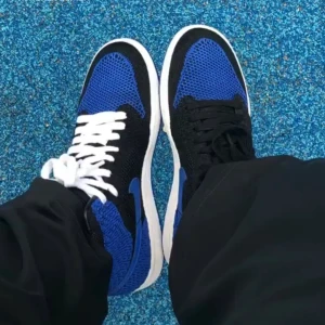 Jordan 1’s - Säljer mina jordan 1’s i royal blue. Köptes för två år sen men kommer inte åt användning. Är i stickad material vilket gör det väldigt luftigt och skönare än i läder. Är i storlek 37.5 men passar mig som är mellan storlek 38/38,5. Box finns kvar!