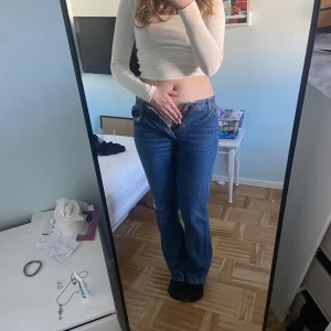 Lågmidjade jeans  - Säljer de här lågmidjade jeansen då de tyvärr är försmå för mig som i vanliga fall har strl 36 så jag tror dessa är runt 32. De är aldrig använda då de somsagt är försmå 
