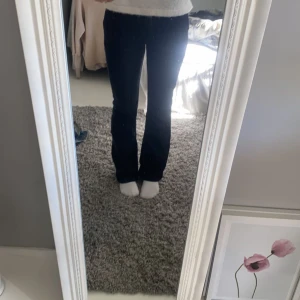 Lågmidjade bootcut jeans - Säljer mina Lågmidjade bootcut jeans ifrån Gina Tricot, då de inte kommer till användning. De är i mycket fint skick i storlek 36 men passar även mig som har 34💕 De är väldigt stretchiga i materialet