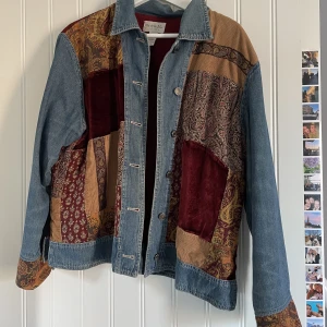 Jeansjacka - Säljer denna jacka då den inte kommer till användning. Köpt second hand men är i bra kvalite! 