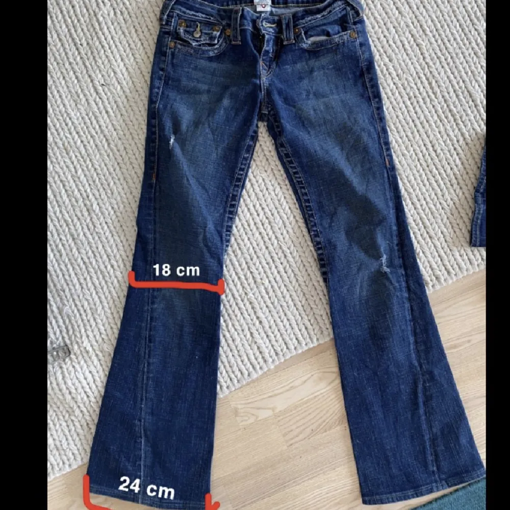Ett par bootcut truereligon med 37 cm rakt över midjan, 75 innerben och 95 ytterben. Jeans & Byxor.