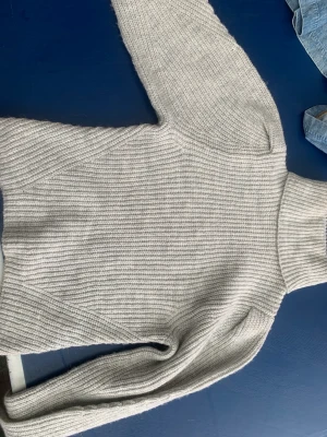 Grå stickad tröja  - Knaport använd, stickat