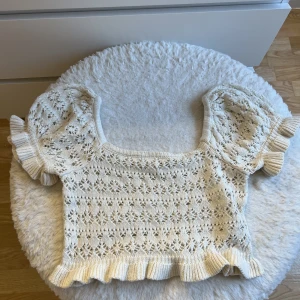 Stickad topp - Super gullig stickad topp/blus, aldrig använd