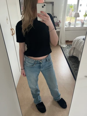 Zara jeans - Ljusblåa jeans från zara. Långa i storlek. Lite sönder längst ner på byxorna. 