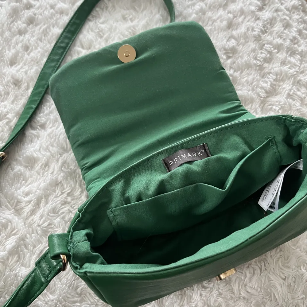 Grön väska med långt band. Använd 1 gång. . Väskor.