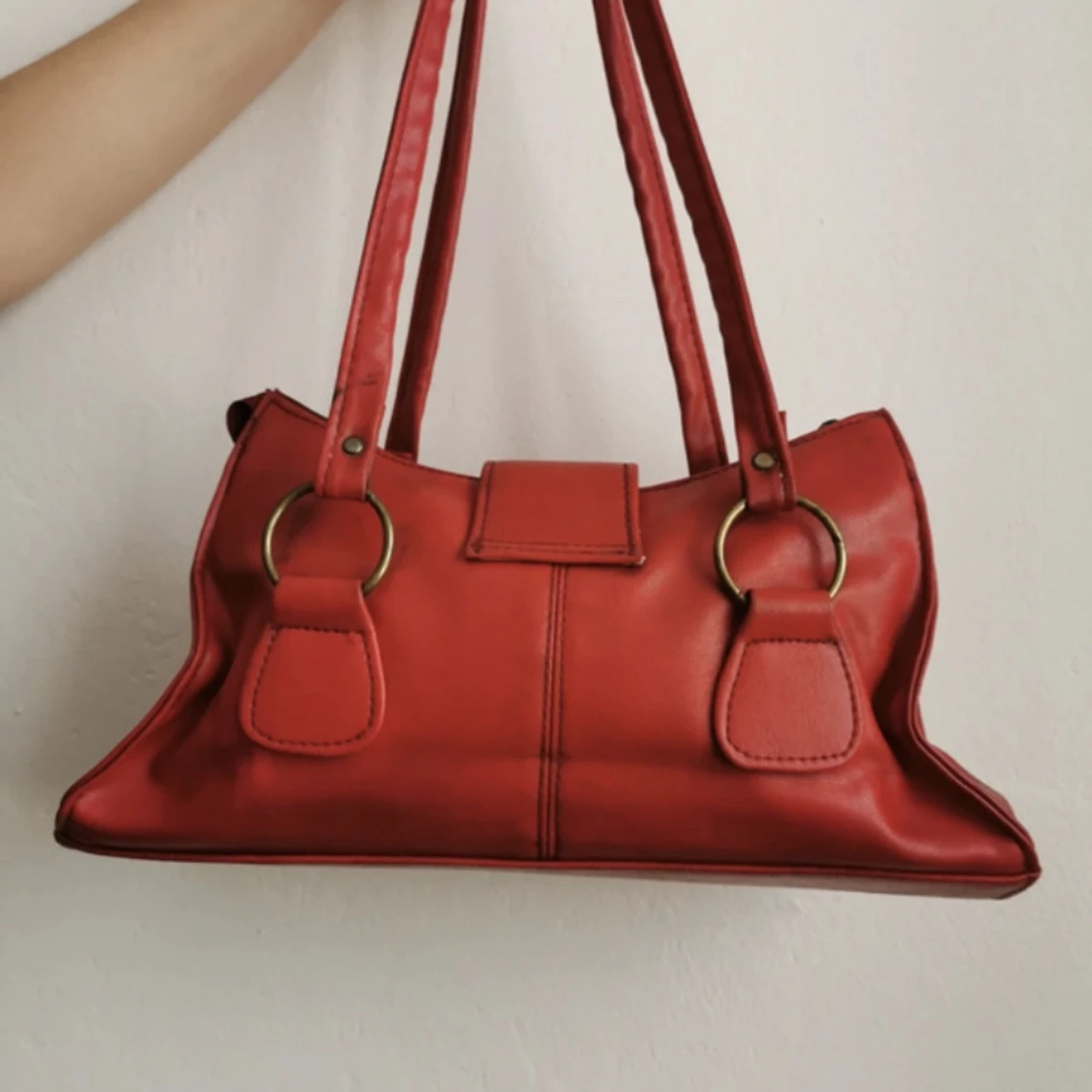 Röd handväska med gulddetaljer - 90