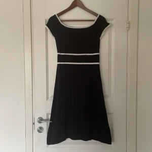 Finstickad klänning - Snygg passform. Finstickad. 