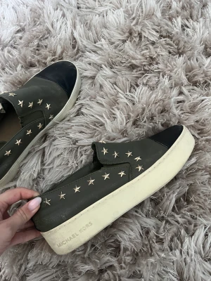 Michael kors skor - Skit snygga Michael kors skor!! Strl 38/39. Använda (lite gula sulor) men i bra skick. Skriv om ni undrar något eller är intresserade eller undrar något💕
