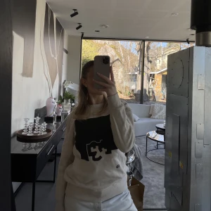Sweatshirt  - Sweatshirt från zara man i storlek S. Finns dessvärre 2 mindre fläckar på tröjan (kan skicka bild vid önskemål) därav priset. 