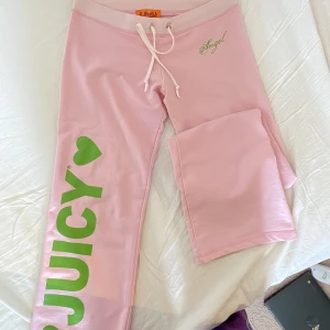 Juicy couture byxor - Jättefina vintage juicy byxor, strlk S,  Byxorna har små färgningar där snörena går ut, längst ner på byxorna är det lite slitigt och smutsigt. Byxorna är ganska noppriga men utöver det är de fina och sitter jättefint! Midjemått: ca 77 Innerbenet: ca 80