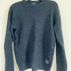 Gant stickad tröja M herr  - Gant stickad tröja aldrig använd, storlek M herr. Perfekt att antingen ha som den är eller skjorta under