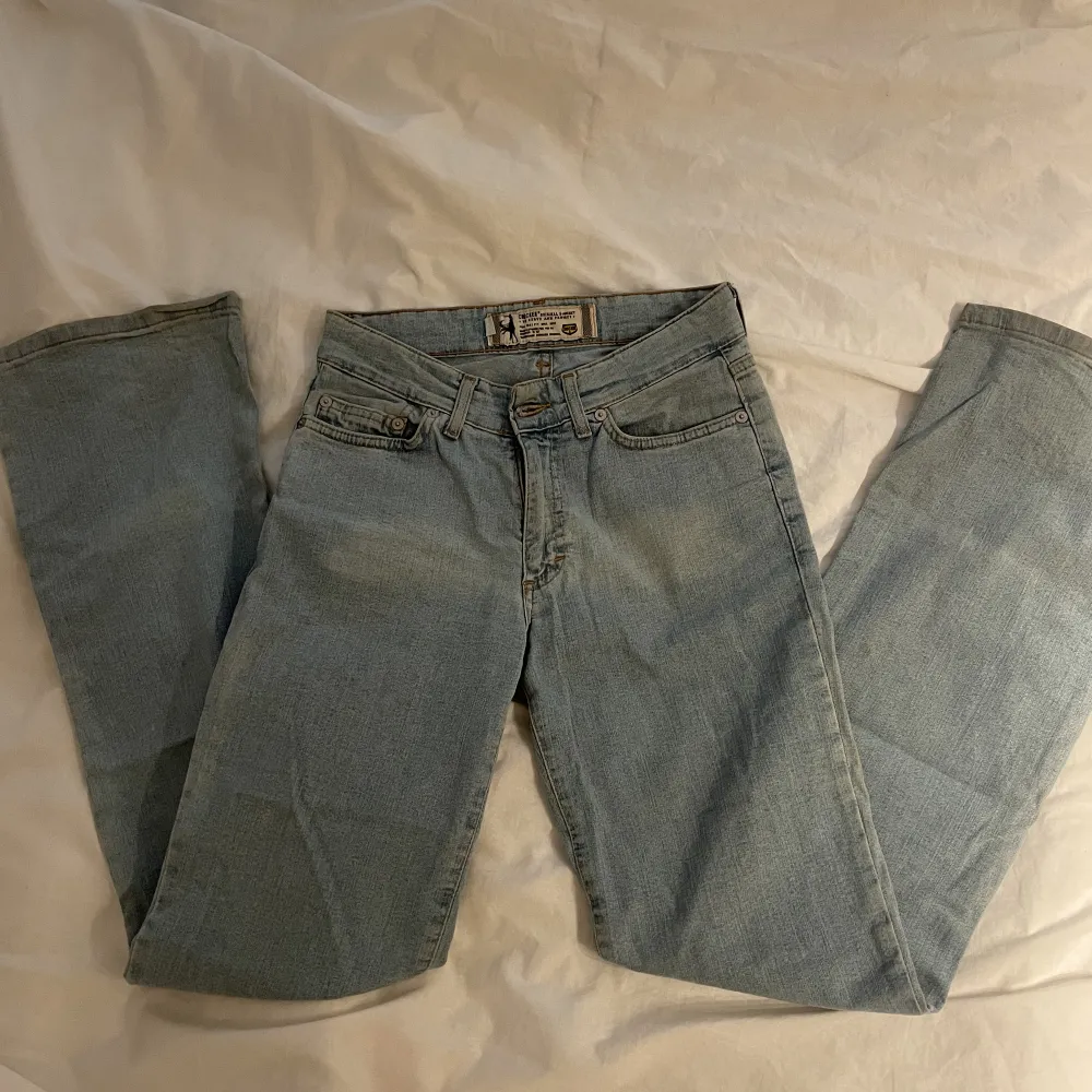 Jättesnygga crocker jeans köpta vintage i strl xs, tyvär var de för små för mig 😩jag har normalt 36, så de är sann i storlek.  Innerben längd: 90 cm Midja: mide / lite mer åt low waist. Jeans & Byxor.