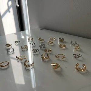 Ringar - Super fina ringar i bra kvalitet, de är antingen i 925 sterling silver eller i rostfritt stål. Alla ringar är justerbara o ska därför passa alla. En för 69kr eller 2 för 120kr. Frakt på 15kr tillkommer. 
