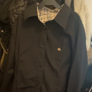 Burberry skjorta  - Tja nu säljer jag en burberry skjorta som jag har köpt men har används en gång. De är burberry detaljer på insidan av skjortan och vid kragen och handleden. De är storlek XL barn.     Nypris 899. Mitt pris 499