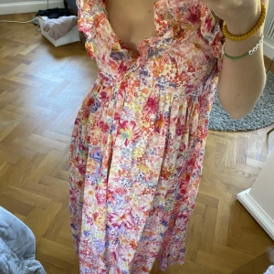 Sötaste sommar långklänningen - Så himla söt långklänning! Lägger upp annonsen på nytt - hör av er innan ni trycker på köp nu 🥭 just nu avvaktar jag med att sälja!!!