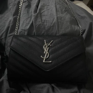 Intressekoll  - Lägger ut en intressekoll på min fina ysl väska igen🌸 tveka inte på att höra av dig vid frågor eller annat😇