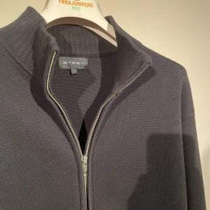 Zip hoodie - Skit snygg zip hoodie som är helt oanvänd. Köpt i butik. Storlek L ( passar folk mellan 180-190)!.