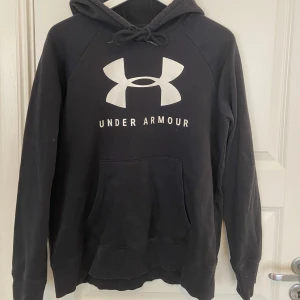 Hoddie - En fin svart/blå hoddie i storlek S/M💙