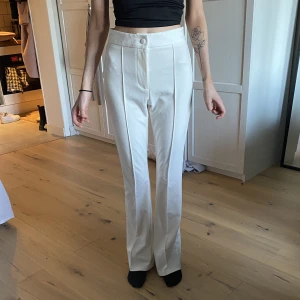 Vita kostymbyxor  - Vita kostymbyxor, som nytt skick