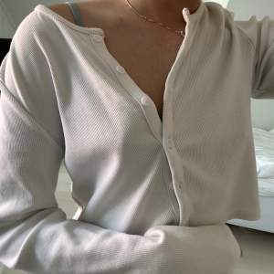 En superfin kofta/tröja från Zara som enbart än använd ett fåtal gånger❤️‍🩹. Stl L men extremt liten i storleken. Passar mig som normalt är en xs/s. 