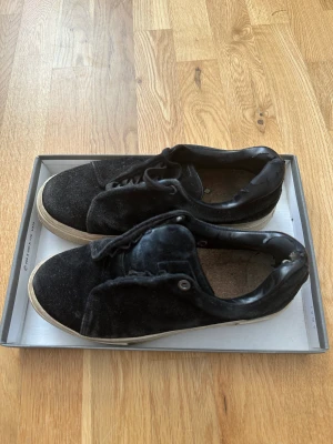 Eytys - Väldigt slitna  Snören finns till båda glömde bara sätta på det andra