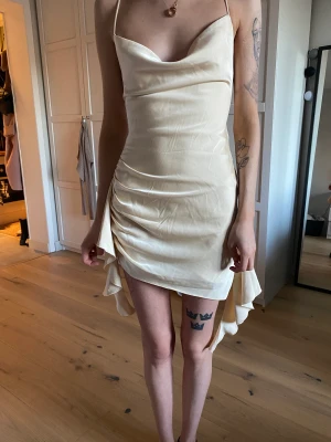 Festklänning - Festklänning i vit/beige