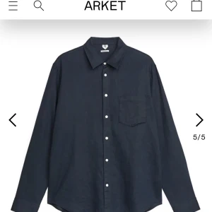 Linneskjorta  - En väldigt snygg och trendig linne skjorta från arket. Köpt förra sommarn men tyvärr fel storlek. Storleken är 46/ (s/m) och skicket är väldigt bra! Pris 200kr.   hör av er om ni vill ha fler bilder