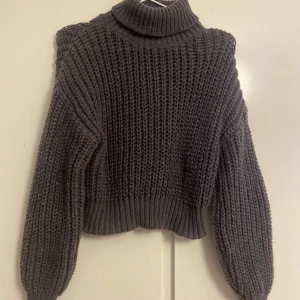 Stickad tröja  - Helt ny stickad tröja med krage, aldrig använd endast testad 