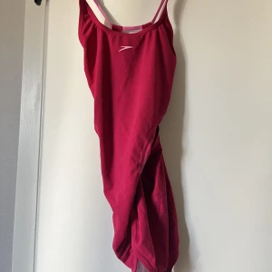 Baddräkt  - I fint skick 💗 storleken är lite svår att tyda då det står flera olika men är ungefär som en stor M/L. Svep för att se lappen. 