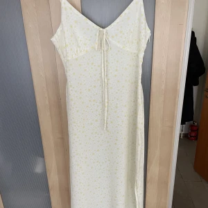 Klänning - Fin vit och gul sommarklänning köpt här på plick. 