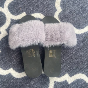 Tofflor - Några fluffiga tofflor, har inte anvönt dom så mycket inte alls detta år. Inte skadade bara använts inomhus.🫶🏻🫶🏻
