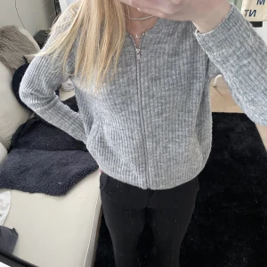 Kofta - En grå super fin stickad kofta i strl S🌷Inga defekter!