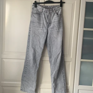 Grå högmidjade jeans från Bershka - Grå jeans från Bershka i storlek 38 men med insydd midja. Jag är annars en 36:a men de var fortfarande för stora efter att de sytts in. Grå färg, samma som vid köpet (ej urtvättade). Relativt oanvända.