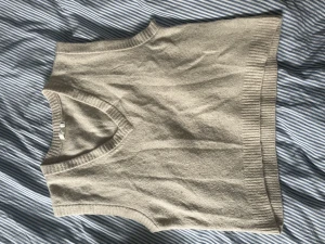 Stickad väst - En fin beige väst som passar till många olika tillfällen. Allt från skolan och jobbet till middagar.