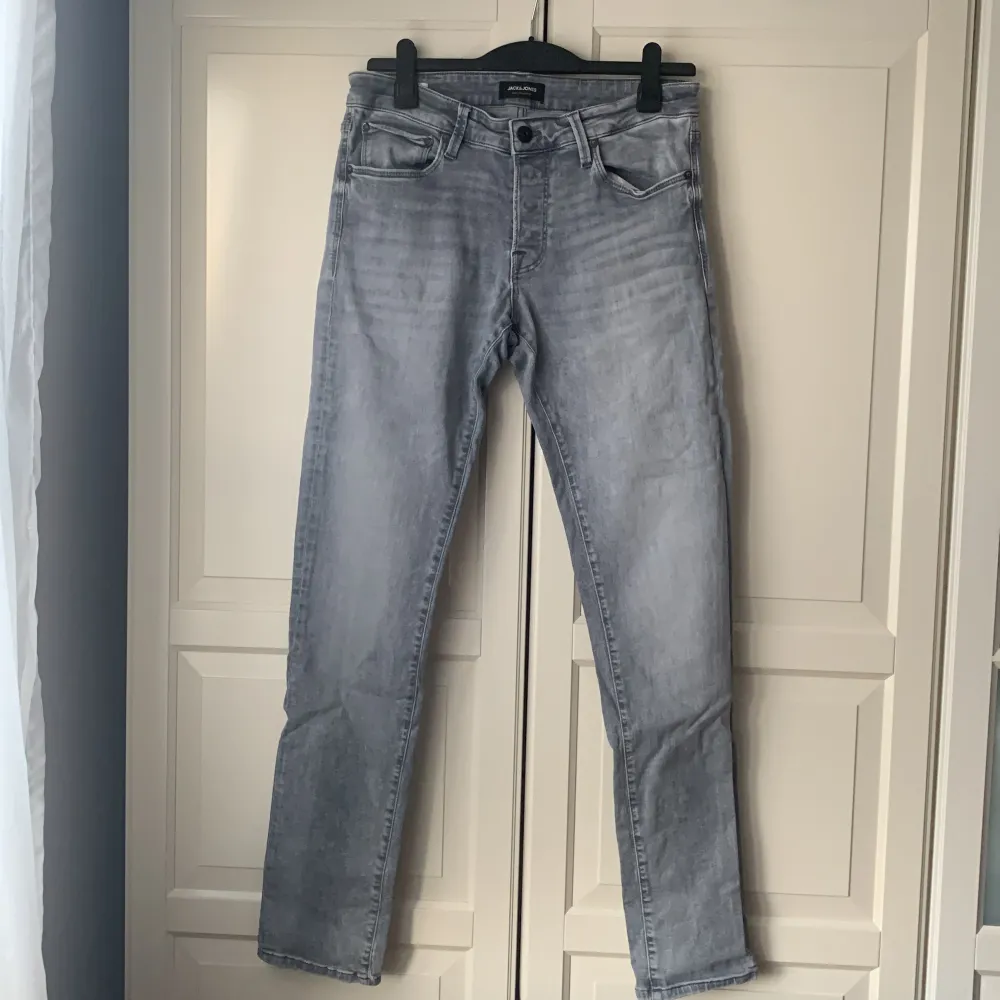 Gråa Slim/Glenn jeans av Jack & Jones. Storlek 33/34. Bra skick. Jeans & Byxor.