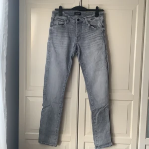 Grå jeans - Gråa Slim/Glenn jeans av Jack & Jones. Storlek 33/34. Bra skick