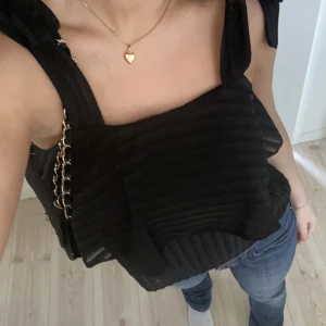 Sommartopp  - Inga större tecken på användning, topp från Carin Wester. Storlek 34 men passar också 36. Säljs för 123kr (75kr+48kr frakt), men kan ändras till budgivning :) Paketet skickas via posten dvs i ett stort kuvert för enklare leverans 🚚 