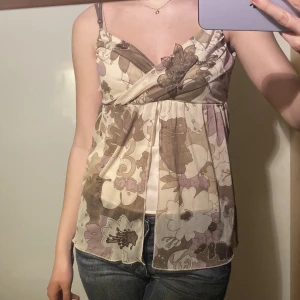 Topp med meshlager Fairy top - Så himla fin topp med olika lager i mesh och detaljer. Sitter så fint på. Vintage från tidigt 2000-tal. Det står storlek M men den passar mig som vanligtvis har s eller xs.  För 200 får du den direkt.