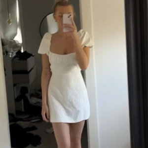 Vit klänning - Säljer en superfin vit klänning från Zara, perfekt till studenten. Använd en gång så i superfint skick. Säljer pga av att den är lite kort för mig som är 176💕