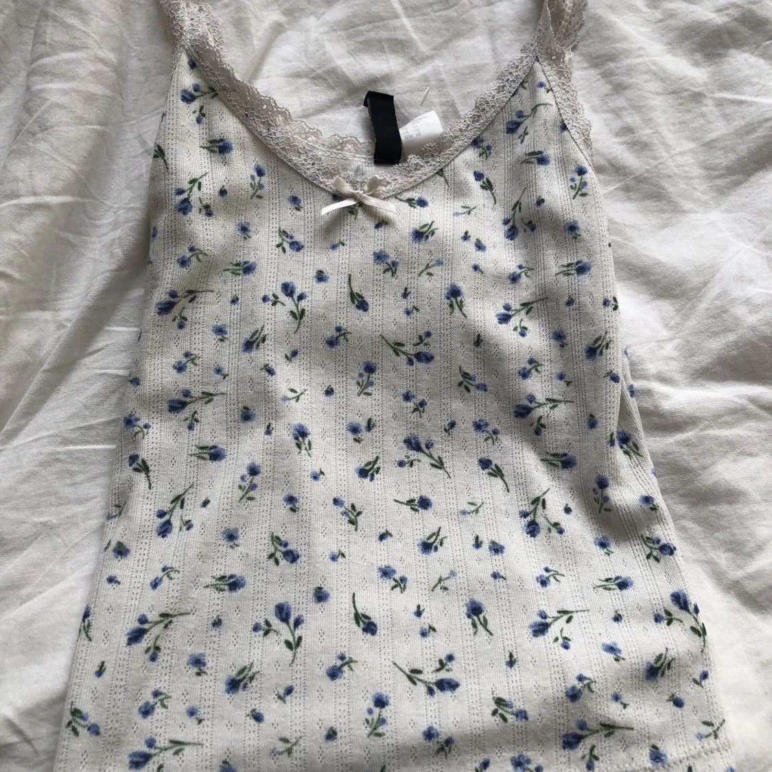 Linne med blå blommor 