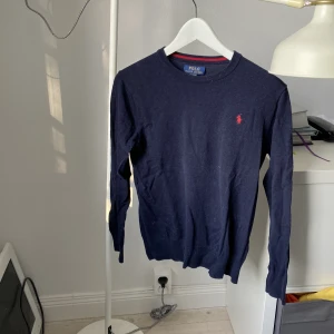 Ralph Lauren tröja  - Riktigt snygg raffe tröja bra till sommar har inte använt så mycket ny pris: 1500 