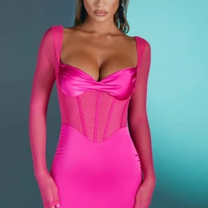 Ohpolly klänning  - Helt ny Oh Polly klänning i en jättefin rosa färg. Enbart testat klänningen så den är aldrig använd. 