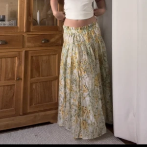 Lågmidjad långkjol - Såå fin lågmidjad långkjol som tyvärr inte kommer till användning. Storlek xs, på sista bilden syns mönstret bättre😇 så fint blommigt mönster, perfekt nu i sommar eller till midsommar💖