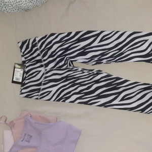 Nike leggins - Helt nya oanvända nike leggins i storlek xs. Jätteskönt material, hade helt glömt bort dom men nu är dom tyvärr för små för mig. Kan fraktas