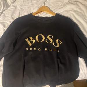 Äkta Hugo boss tröja Den är mycket bra skick ny pris är  950kr men jag säljer den för 350