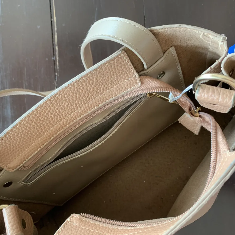 Väska köpt på Sellpy men har aldrig använd den, nästan i nyskick !💖 finns också ett längre band till som man kan sätta på och ta av . Väskor.